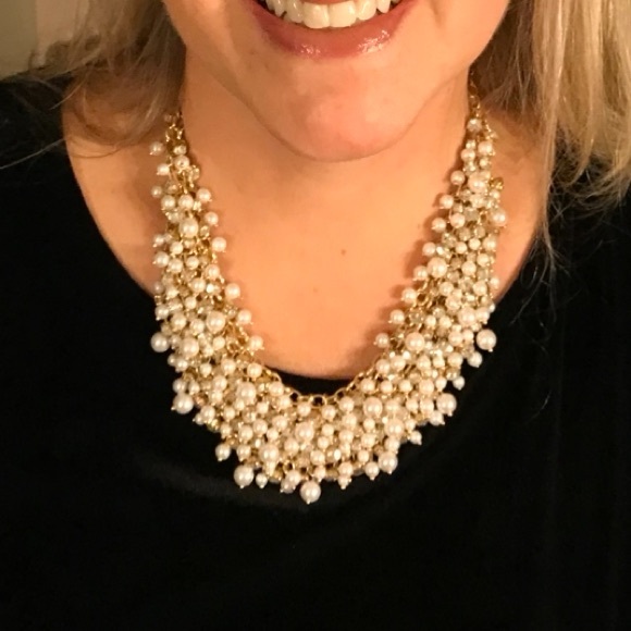 Elegant Pearl, Crystal and Gold Necklace - Picture 3 of 8